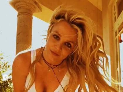 Britney Spears mostra il fisico mentre fa yoga