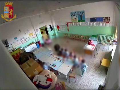 Matera, schiaffi e minacce ai bimbi: nei guai insegnante dell'asilo nido