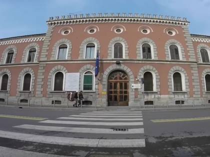 Sorpreso a spacciare, pusher albanese aggredisce i militari a Milano
