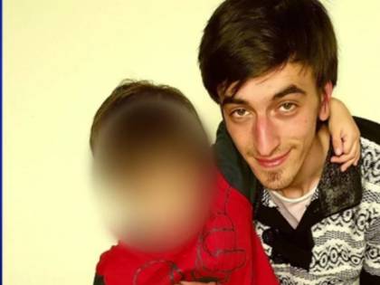 Uccise figlio di 5 anni soffocandolo, assolto: "In preda a delirio mistico"
