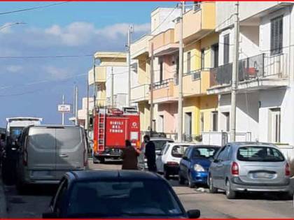 Si barrica con la bombola del gas accesa: salvato in extremis