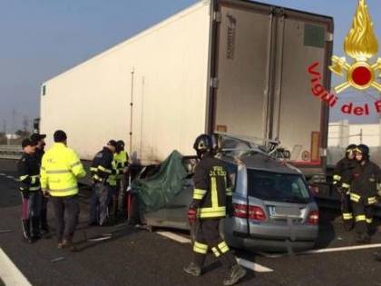 Tragico incidente sulla A1: auto finisce sotto un camion, 2 morti