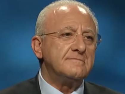 Per aiutare De Luca il governo tollera la camorra in ospedale