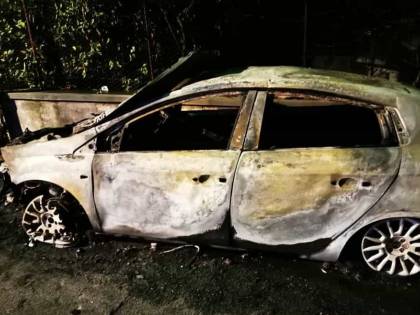 Auto bruciata al sindaco: la prefettura ordina la vigilanza