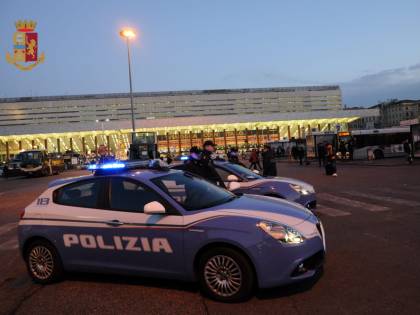 Paura in hotel a Termini: coppia di turisti rapinata e minacciata in camera