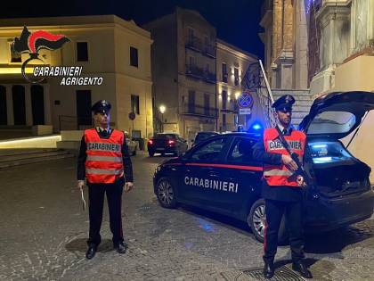 Scoppia la lite nella movida: giovane colpito in testa con una bottiglia di vetro