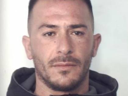 Il complice scappa in auto e lui rimane a terra: arrestato pusher