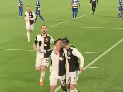 Ronaldo e Dybala, il bacio fortuito diventa virale