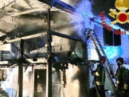 Ubriaco incendia lo chalet della ex moglie