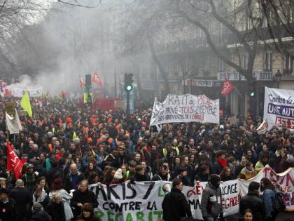 Tutti contro Macron: sindacati annunciano l'assedio di Parigi