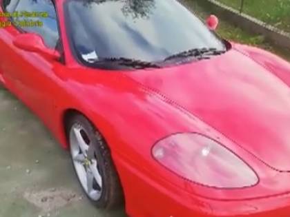 Il reddito di cittadinanza a chi ha la villa e la Ferrari: blitz anti-furbetti