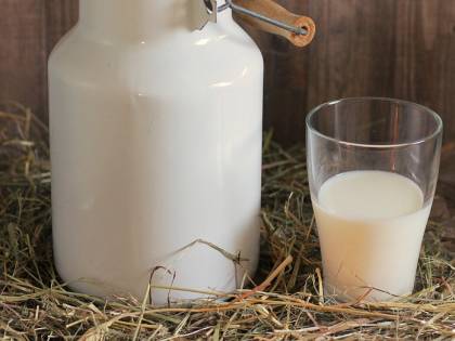"Ci sono antibiotici nel latte": cosa rischiamo ogni giorno