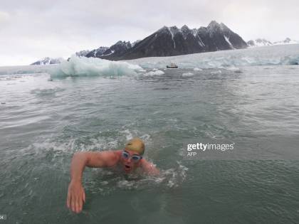 Lewis Pugh, il primo uomo capace di nuotare sotto la calotta antartica