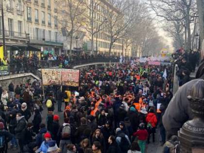 Parigi nel caos. 350 mila manifestanti assediano la capitale
