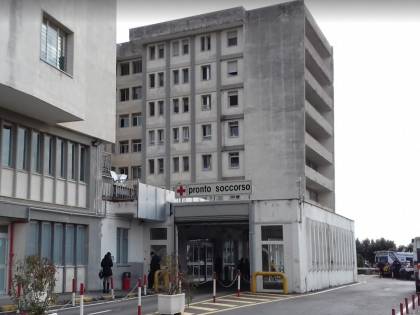 Salerno, detenuto gambiano attacca agenti e tenta fuga in ospedale