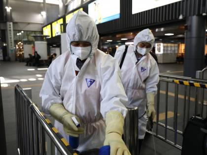Cina, gli "angeli bianchi" che combattono il coronavirus