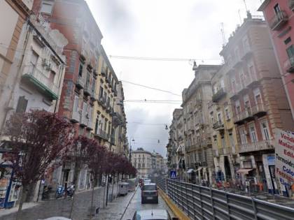 Immigrato pestato a sangue in strada e travolto col motorino