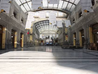 Clochard e pure un centro sociale nella galleria "gioiello" di Napoli