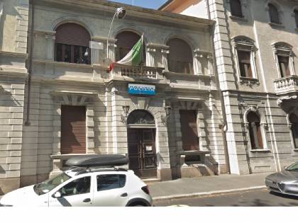 Sfascia un bar e picchia gli agenti con l'aiuto di genitori e moglie