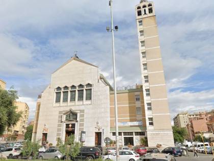 Ubriaco entra in una chiesa romana e semina il panico