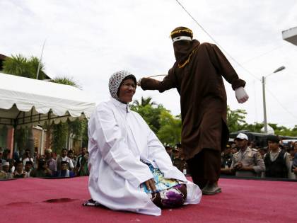 Indonesia, nasce un reparto di soli agenti-donna per fustigare chi viola la sharia