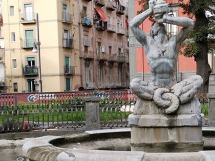 Napoli, a piazza Cavour tra rifiuti e accampamenti