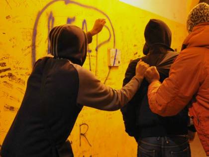 Ischia, difende le amiche offese da un giovane e viene picchiato a sangue
