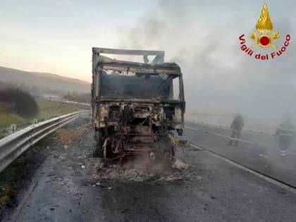Avellino, in fiamme un camion in autostrada: traffico in tilt