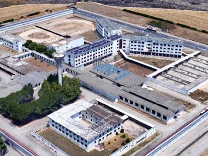 Taranto, in carcere mancano i letti e scarseggia il personale: così arrivano telefoni e droga (coi droni)