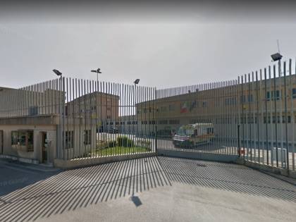 Ancona, detenuto magrebino si ferisce con lamette e pesta agenti