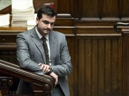 "Porci, mafiosi...": Bizzarri zittisce Sibilia