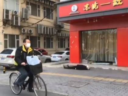 Muore d'infarto a Wuhan: nessuno lo soccorre per paura del virus