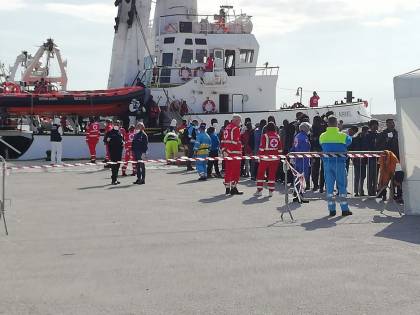 Open Arms, terminate le operazioni di sbarco dei migranti