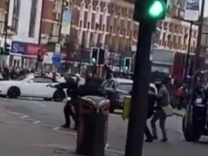 Un uomo accoltella i passanti. E Londra sprofonda nel terrore