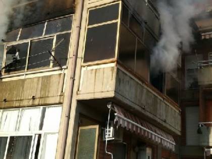 Scoppia il rogo in appartamento: muore un'anziana