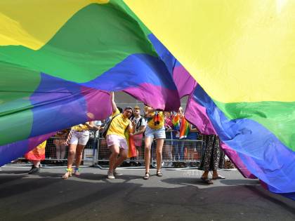Veglia contro l'omofobia. Ora è bufera a Bologna: "L'arcobaleno è biblico"