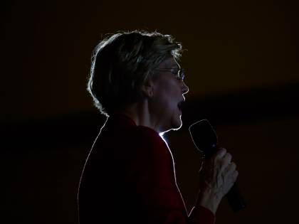 Elizabeth Warren si ritira: le primarie diventano una sfida a due
