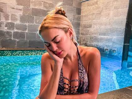 Elena Morali a bordo piscina: "Si è alzato pure il livello dell’acqua"