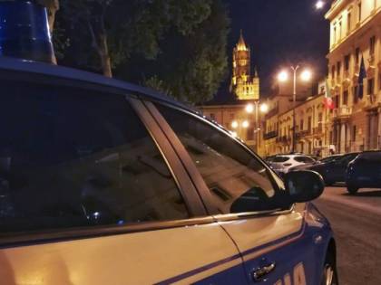 Ubriaco sullo scooter scappa all'alt e aggredisce i poliziotti: arrestato