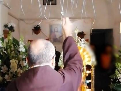 Il prete benedice la festa del clan vietata dal sindaco