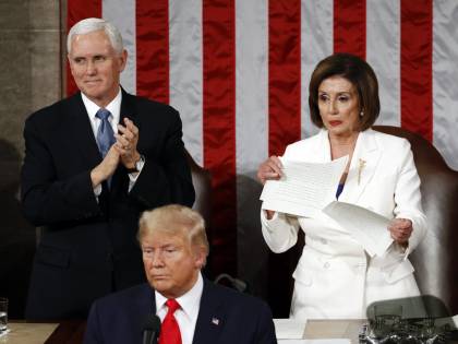 Trump: "Più forti che mai". Ma Pelosi straccia il discorso del presidente