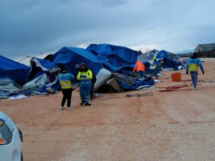 Foggia, le forti raffiche di vento distruggono la tendopoli