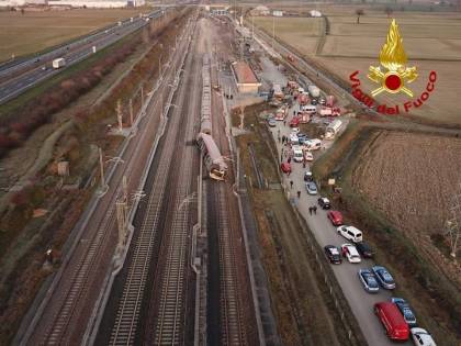 I lavori di notte e lo scambio: si indaga sulle cause del deragliamento