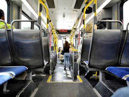 "Negro di m...a, lascia il posto alla mia amica", prima gli insulti e poi la pistola puntata al volto: follia sul bus