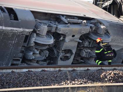 Treno deragliato, gli operai: "Pezzo difettoso". Ma l'ipotesi non convince