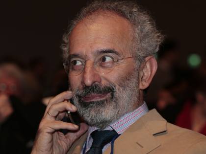 Lerner spara su Grillo. "Si scusi con il cronista". E pure la base si rivolta