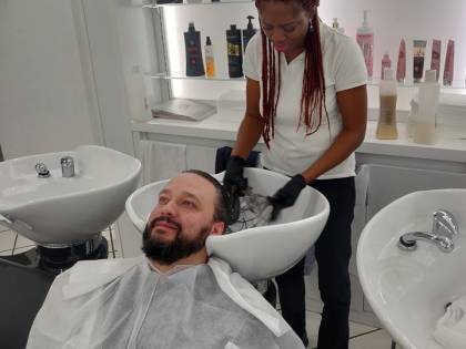 Ferrara, cliente rifiuta la parrucchiera ghanese e il sindaco leghista va a farsi lavare i capelli da lei: "No al razzismo"