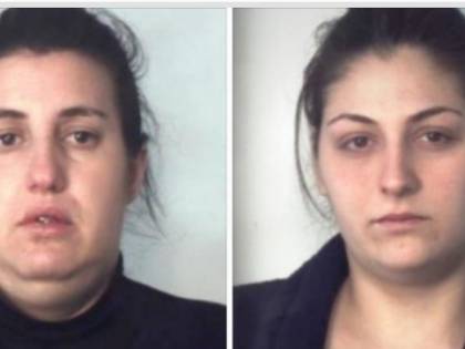 Per disfarsi della droga si facevano aiutare da un bambino di 4 anni: in arresto due donne