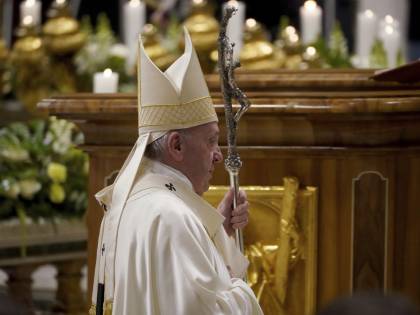 Chiesa divisa sui preti sposati. Ma il Papa frena i progressisti: "Nessuna svolta"