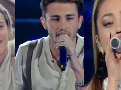 Riki canta con Ana Mena e fa discutere: "Vestito come Leonardo DiCaprio"